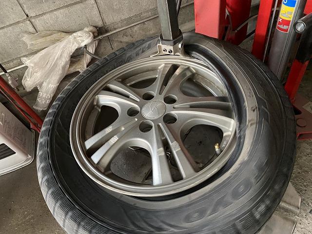 トヨタ タイヤ交換 持ち込み 中古タイヤ 持ち込み交換歓迎 溝がない ブリジストン ダンロップ ヨコハマ タイヤチェンジャー バランサー パンク パンクの原因 チューブレスエアバルブ