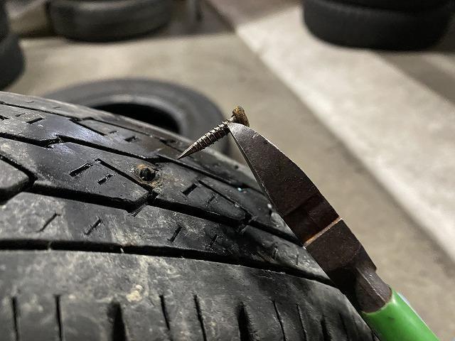 パンク修理　エアーが抜けた　パンクした　レッカー　タイヤに釘が刺さった　パンク修理材　タイヤの空気がない　12インチ　toyota

