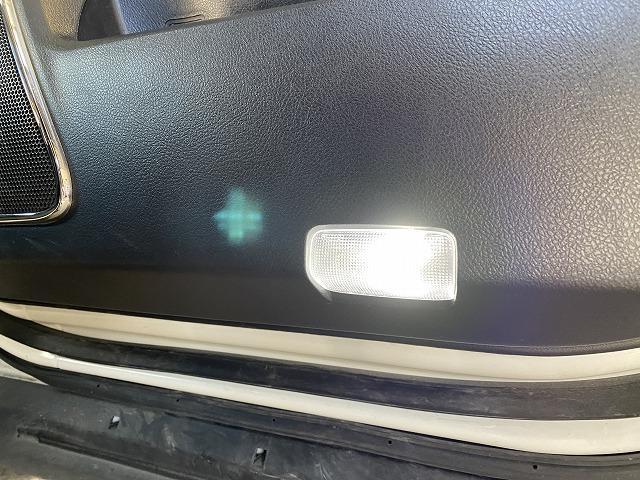 トヨタ　ヴェルファイア　ルームランプ交換　LEDバルブ　バルブ交換　LEDで明るく　室内灯　LED化　クリアランプ