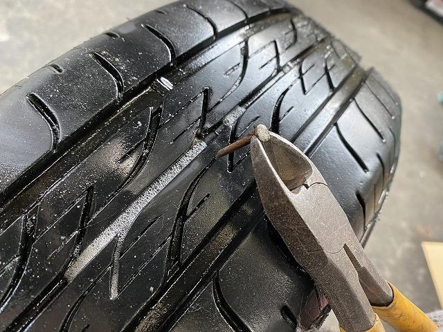 パンク修理　エアーが抜けた　パンクした　レッカー　タイヤに釘が刺さった　パンク修理材　タイヤの空気がない　福島県いわき市　いわき市　タイヤ修理　認証工場　いわきタイヤ交換　