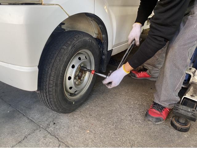 スズキ　キャリイ　タイヤ交換　スタッドレスタイヤ交換　雪が降る前に　準備　リフト完備　2級整備士がいる店　福島県いわき市　いわき市　いわきタイヤ交換　中古タイヤ　冬タイヤ交換　自社工場対応　冬用タイヤ　タイヤ持込み可能　車検