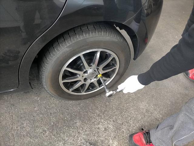 日産　マーチ　スタッドレスタイヤ交換　タイヤ交換　雪が降る前に　準備　リフト完備　2級整備士がいる店　福島県いわき市　いわき市　いわきタイヤ交換　中古タイヤ　冬タイヤ交換　自社工場対応　冬用タイヤ　タイヤ持込み可能　車検