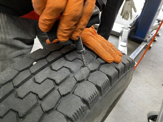 いすゞ エルフ タイヤパンク修理 パンク修理 釘 バースト タイヤ溝 スリップサイン タイヤ交換 持ち込み レッカー対応 日新保険 保険対応 見積もり無料 タイヤ販売 中古タイヤ 新品タイヤ バルブ劣化 いわき市 車検 鈑金塗装