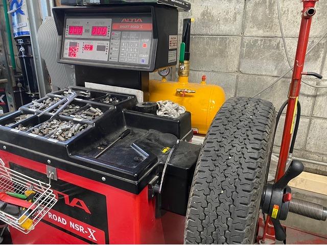 ダイハツ　ハイゼットカーゴ　タイヤ組替え交換　中古タイヤ　タイヤの相談　バン専用タイヤ　ホイールバランス　適正空気圧　溝が減ったら　タイヤのヒビ　タイヤ販売　整備工場　鈑金工場