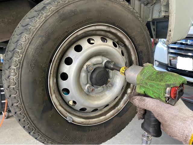 ダイハツ　ハイゼットカーゴ　タイヤ組替え交換　中古タイヤ　タイヤの相談　バン専用タイヤ　ホイールバランス　適正空気圧　溝が減ったら　タイヤのヒビ　タイヤ販売　整備工場　鈑金工場