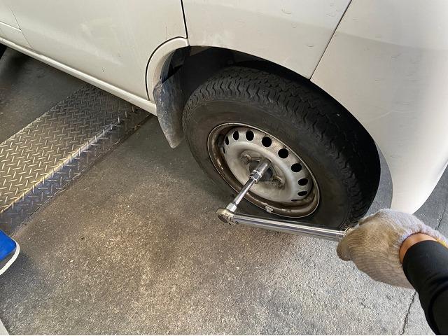 ダイハツ　ハイゼットカーゴ　タイヤ組替え交換　中古タイヤ　タイヤの相談　バン専用タイヤ　ホイールバランス　適正空気圧　溝が減ったら　タイヤのヒビ　タイヤ販売　整備工場　鈑金工場