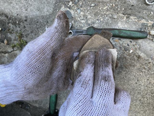 ダイハツ　ムーヴ　ブレーキ異音　ブレーキを踏むとキー音　ブレーキパット　面取り作業　パットが固くなり音がでる　ブレーキパット交換　ブレーキ点検　いわき市　分解整備　メンテナンス　鈑金　塗装
