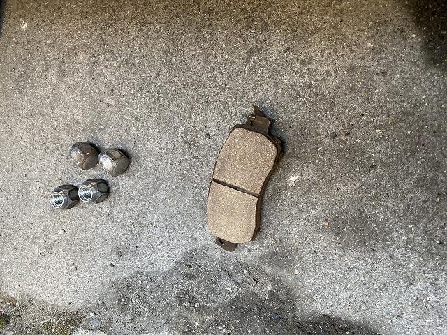 ダイハツ　ムーヴ　ブレーキ異音　ブレーキを踏むとキー音　ブレーキパット　面取り作業　パットが固くなり音がでる　ブレーキパット交換　ブレーキ点検　いわき市　分解整備　メンテナンス　鈑金　塗装