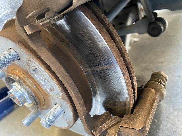 ダイハツ　ムーヴ　ブレーキ異音　ブレーキを踏むとキー音　ブレーキパット　面取り作業　パットが固くなり音がでる　ブレーキパット交換　ブレーキ点検　いわき市　分解整備　メンテナンス　鈑金　塗装