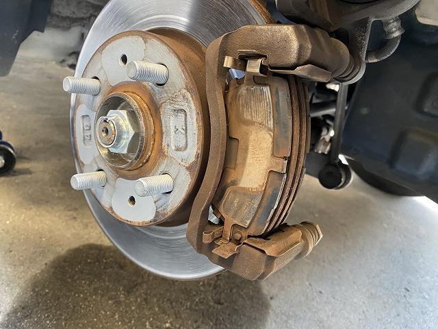 ダイハツ　ムーヴ　ブレーキ異音　ブレーキを踏むとキー音　ブレーキパット　面取り作業　パットが固くなり音がでる　ブレーキパット交換　ブレーキ点検　いわき市　分解整備　メンテナンス　鈑金　塗装