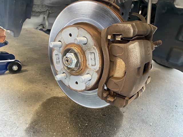 ダイハツ　ムーヴ　ブレーキ異音　ブレーキを踏むとキー音　ブレーキパット　面取り作業　パットが固くなり音がでる　ブレーキパット交換　ブレーキ点検　いわき市　分解整備　メンテナンス　鈑金　塗装