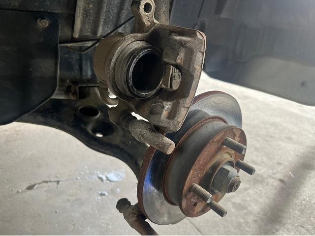 日産　クリッパー　ブレーキパッド交換　ブレーキを踏むと音がする　ブレーキを踏むとキーキー音がする　ブレーキがきかない　走ってると音がする　認証工場　2級整備士がいる店　分解整備　福島県いわき市　いわき市　いわきブレーキ修理　パッド交換