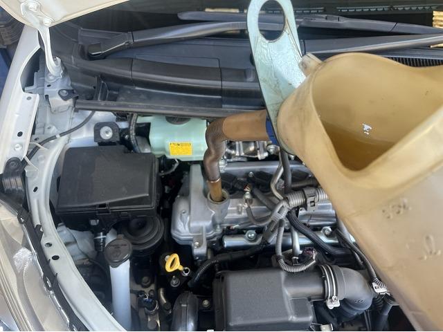 トヨタ　アクア　オイル交換　メンテナンス　定期的なオイル交換をおすすめします　オイル交換時無料点検　エンジンルーム点検　下廻りの点検　バッテリーチェック　空気圧調整　いわき市　認証工場　鈑金塗装工場