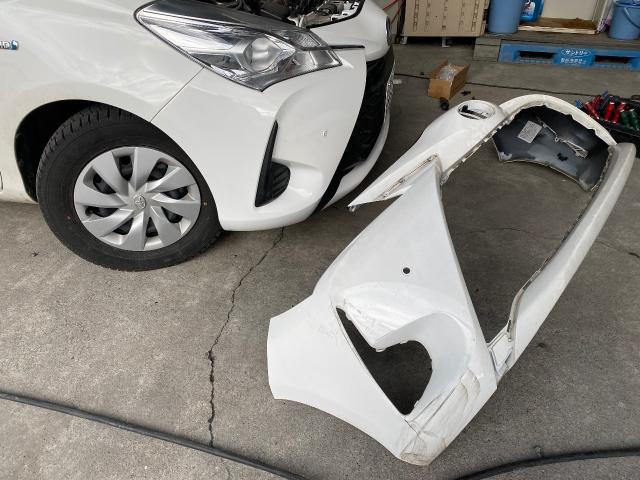 トヨタ　ヴィッツ　バンパー交換　新品パーツ交換　キズ　変形　割れ　破損　リサイクルパーツ　いわき市　鈑金見積もり無料　代車無料　車検見積もり無料　持ち込みパーツ交換　パーツ塗装　ラプター塗装　カスタム塗装