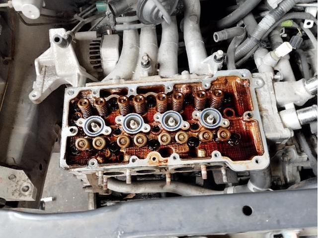 スバル　R1  エンジンオイル漏れ修理　オイルが下に垂れてくる　車の下にオイルの跡　分解整備　原因の判断　ヘッドガスケット交換　エンジン修理