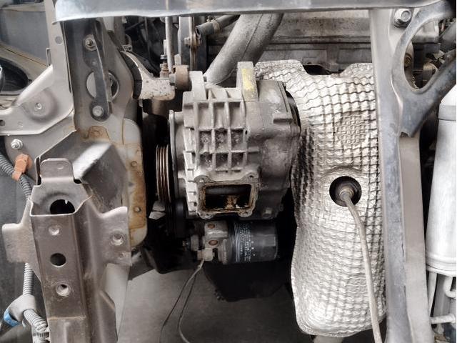 スバル　R1  エンジンオイル漏れ修理　オイルが下に垂れてくる　車の下にオイルの跡　分解整備　原因の判断　ヘッドガスケット交換　エンジン修理