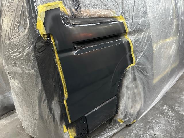 トヨタ　ハイエース　レジアスエース　クォーター鈑金　凹み修理　キズ修理　補修　鈑金塗装　いわき市　ラプター　凸凹塗装　パーツ取付　パーツ塗装　新品パーツ　リサイクルパーツ