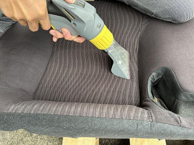 トヨタ　アクア　シート洗浄　リヤシート清掃　シート脱着　シートの汚れ　汚れを吸引　車のシートの汚れ落とし　福島県いわき市