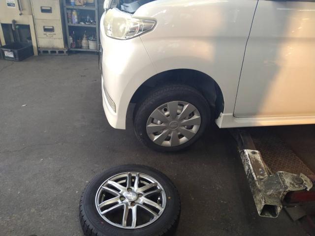 タント スタッドレスタイヤ交換 冬の準備 雪道の走行 タイヤの点検 タイヤ診断 タイヤの交換時期のご提案 
タイヤ交換のリフトアップ時に点検 安心、安全の為に 
いわき市 タイヤ販売 特定認証整備工場 鈑金塗装工場