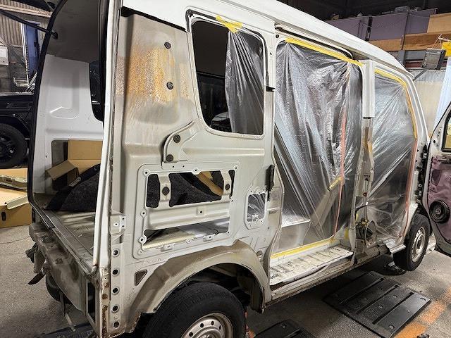 スズキ　エブリイ　板金・外装補修　事故車修理　車両保険　対物事故　代車無料　レンタカー特約　レッカー　車体整備士　板金見積もり無料　事故修理　リヤフェンダー交換