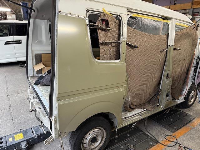 スズキ　エブリイ　板金・外装補修　事故車修理　車両保険　対物事故　代車無料　レンタカー特約　レッカー　車体整備士　板金見積もり無料　事故修理　リヤフェンダー交換