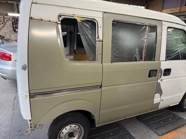 スズキ　エブリイ　板金・外装補修　事故車修理　車両保険　対物事故　代車無料　レンタカー特約　レッカー　車体整備士　板金見積もり無料　事故修理　リヤフェンダー交換