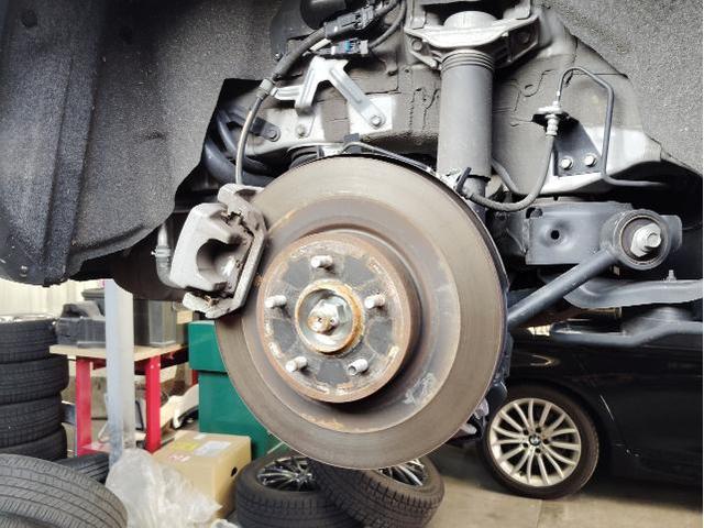 日産　エクストレイル　タイヤ交換　スタッドレスタイヤ　冬の準備　タイヤの点検　交換時期のご提案　雪道で古いタイヤは危険です　タイヤお持込み歓迎　タイヤ直送承ります　いわき市内郷　特定認証整備工場　鈑金塗装工場　ラプターライナー正規施工代理店