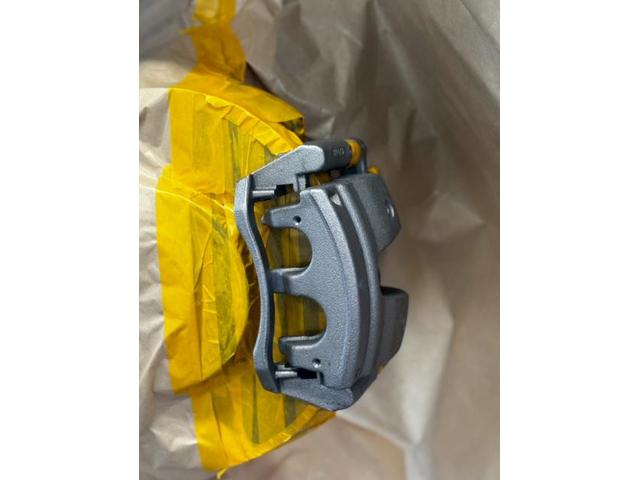 メルセデス・ベンツ　Ｇ63　ブレーキキャリパー　塗装　輸入車　情熱カラー　【稲美町　播磨町　加古川市　明石市　神戸市西区　傷へこみ直し　板金修理　塗装　中古車販売　ドレスアップ　カスタム　取付　加工　車検　ガラスコーティングお任せください】