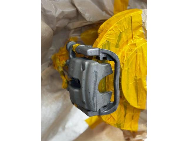 メルセデス・ベンツ　Ｇ63　ブレーキキャリパー　塗装　輸入車　情熱カラー　【稲美町　播磨町　加古川市　明石市　神戸市西区　傷へこみ直し　板金修理　塗装　中古車販売　ドレスアップ　カスタム　取付　加工　車検　ガラスコーティングお任せください】