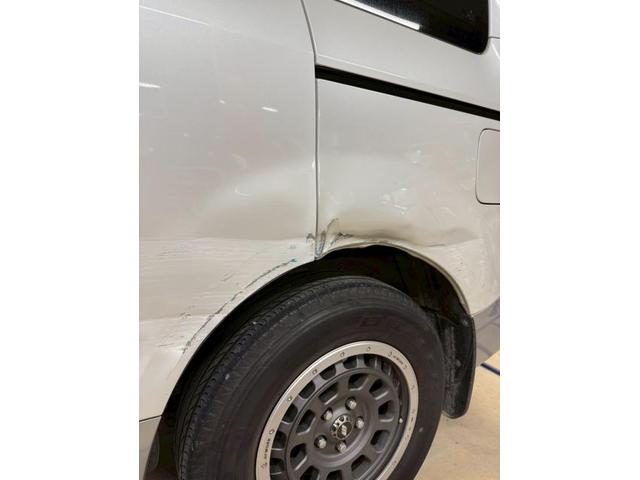 三菱　デリカＤ：５　リアドア　リアフェンダー　鈑金修理　【稲美町　播磨町　加古川市　明石市　神戸市西区　傷へこみ直し　板金修理　塗装　中古車販売　ドレスアップ　カスタム　取付　加工　車検　ガラスコーティングお任せください】