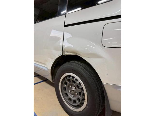 三菱　デリカＤ：５　リアドア　リアフェンダー　鈑金修理　【稲美町　播磨町　加古川市　明石市　神戸市西区　傷へこみ直し　板金修理　塗装　中古車販売　ドレスアップ　カスタム　取付　加工　車検　ガラスコーティングお任せください】