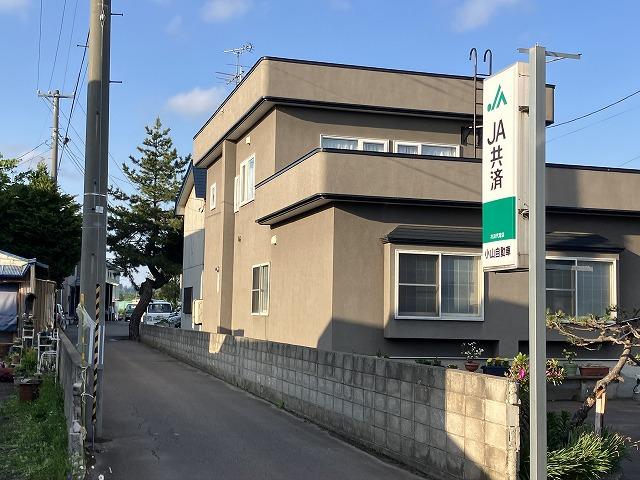 県道にお店の看板がございます。看板の所の道を入り、奥に当社がございます。