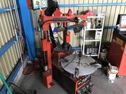 タイヤチェンジャー完備。もちろん持ち込みタイヤの交換もＯＫです。