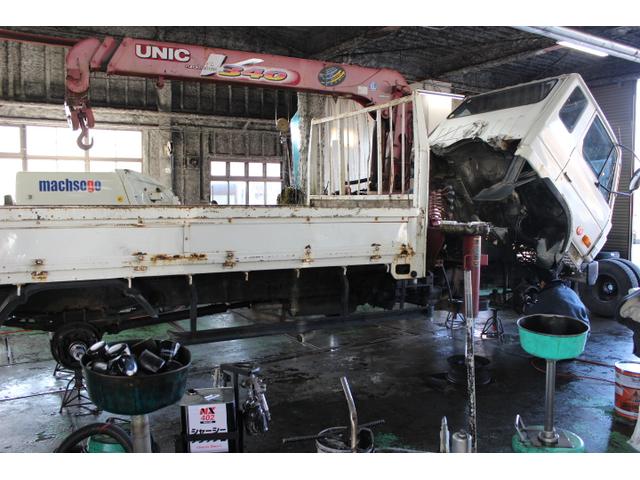 大型トラックなどの整備や修理も対応しております。