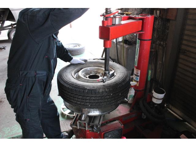 タイヤの組み換えや交換も対応しております。