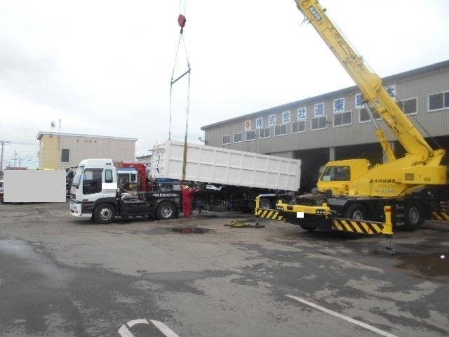 ダンプ吊上作業　釧路市周辺の車検・整備・大型トラック板金、塗装、事故修理、保険修理、パーツ取付など、お車の事なら道東車体にお任せ下さい！！