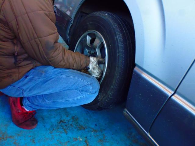 トヨタ　ハイエース　ﾀｲﾔﾎｲﾙ　交換入れ替え作業