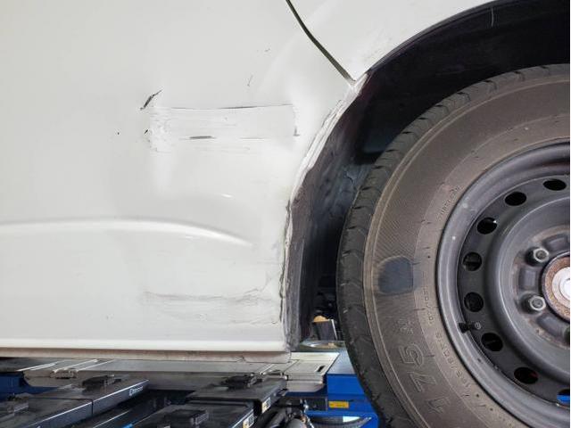 トヨタ　200系ハイエース　事故　足回り一式交換　板金修理　保険対応　代車貸出し　静岡市　清水区　アライメント測定　調整