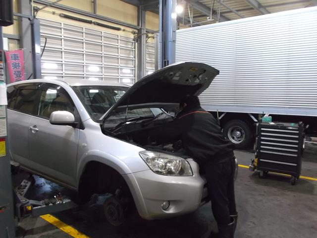 トヨタＲＡＶ４車検整備を実施！！釧路市周辺の車検・整備・板金・塗装・事故修理・保険修理・パーツ取付などお任せ下さい！大型車トラックなども大歓迎です！