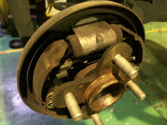 ダイハツ ムーヴ 車検整備作業実施 ／車検・整備・見積もりもお任せ下さい！足立区・葛飾区・北区・荒川区・板橋区・江戸川区、埼玉県川口市、八潮市、他地域のお客様も大歓迎です！