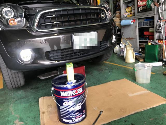 BMW MINIクーパーＤ(R61) エンジンオイル・オイルエレメント交換作業実施 ／車検・整備・見積もりもお任せ下さい！足立区・葛飾区・北区・荒川区・板橋区、埼玉県川口市、八潮市、他地域のお客様も大歓迎です！