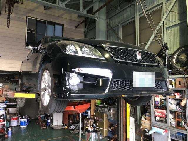 トヨタ クラウン エンジンオイル・オイルエレメント交換作業実施 ／車検・整備・見積もりもお任せ下さい！足立区・葛飾区・北区・荒川区・板橋区、埼玉県川口市、八潮市、他地域のお客様も大歓迎です！