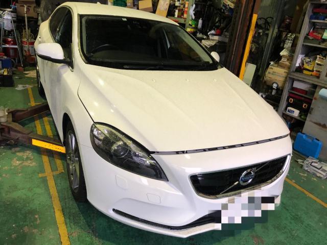 ボルボ V40 エンジンオイル・オイルエレメント交換作業実施 ／車検・整備・見積もりもお任せ下さい！足立区・葛飾区・北区・荒川区・板橋区、埼玉県川口市、八潮市、他地域のお客様も大歓迎です！