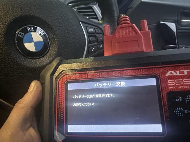 BMW 118d (F20) バッテリー交換作業実施 ／車検・整備・見積もりもお任せ下さい！足立区・葛飾区・北区・荒川区・板橋区・江戸川区・江東区、埼玉県川口市、鳩ケ谷、八潮市、他地域のお客様も大歓迎です！