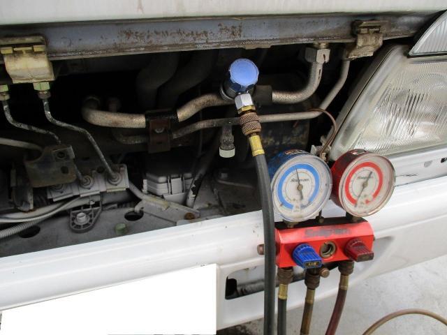 ニッサン　アトラス　AKR81E　４HL1　エアコンガスチャージ　R134　コンプレッサーオイル　蛍光剤　補充
A/C　点検　湘南　茅ヶ崎市　スズキファクトリー