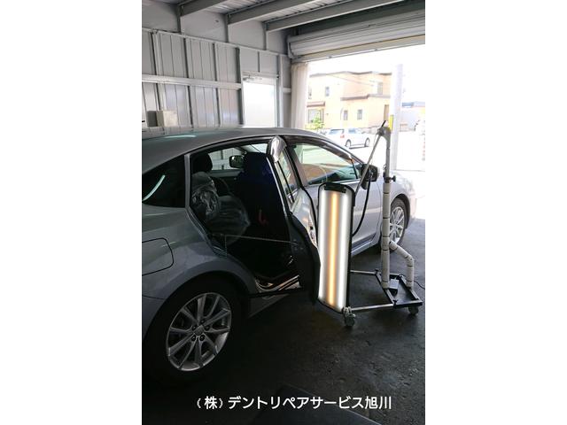 スバル　インプレッサ　リアドアのプレスライン上の約５センチのへこみのデントリペア（無塗装板金）