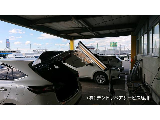 トヨタ　ハリアーハイブリッド　バックドアのプレスライン上の約５センチのへこみと、その下側の約５センチの横長のへこみ２箇所のデントリペア（無塗装板金）
