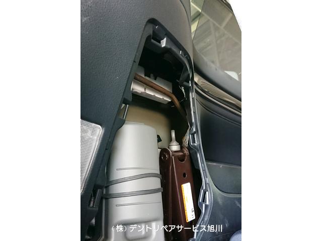 トヨタ　ヴェルファイア　助手席側クォーターパネルのプレスライン上の約１０センチのへこみと前後の約２センチと３センチのへこみ３箇所のデントリペア