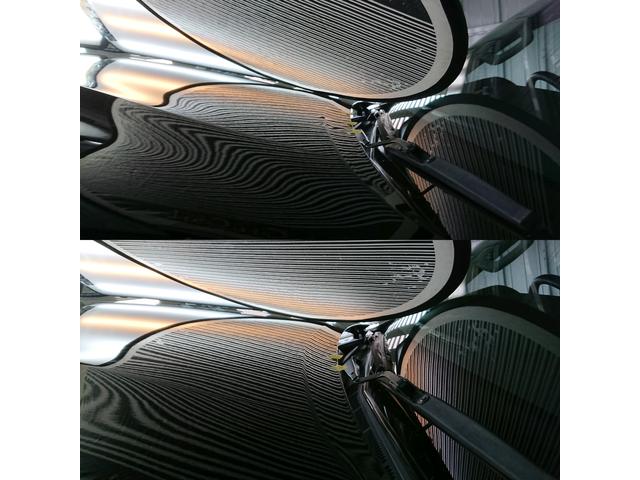 トヨタ ハイラックスピックアップのボンネットのプレスライン(ボディーの折れ曲がった形状部分)3箇所のへこみのデントリペア