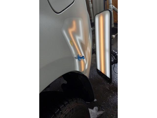 三菱 デリカD5のクォーターパネルのプレスライン上の凹みのデントリペア